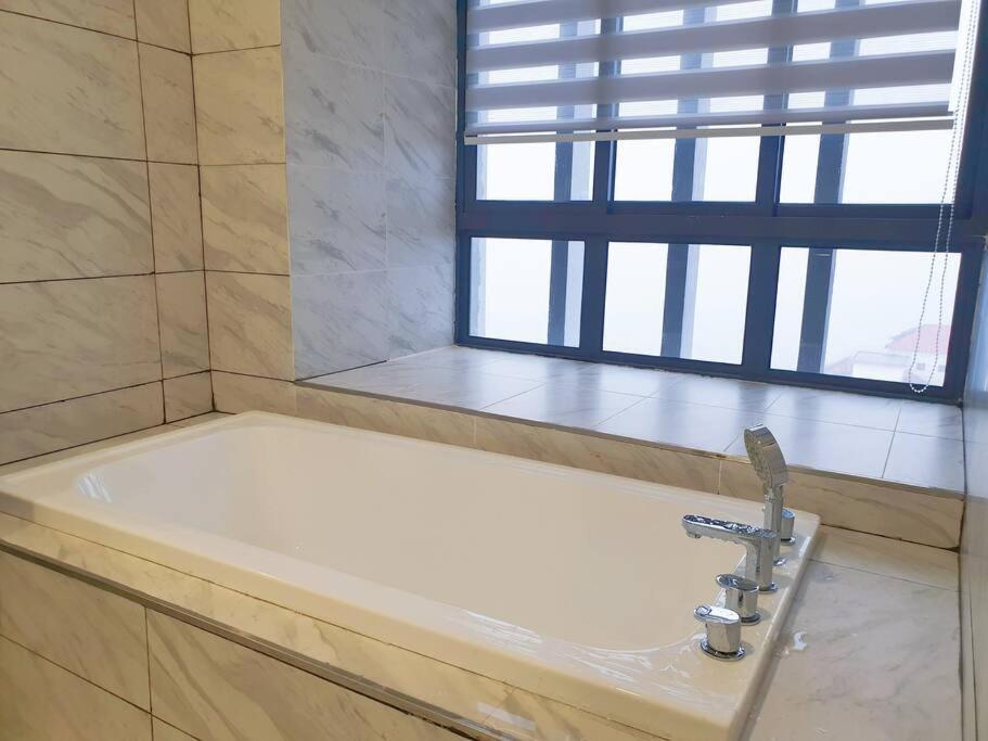 Seaview#Warmth#Netflix#Privatebathtub#Seasideluxurycondo#Imperioresidence 말라카 외부 사진